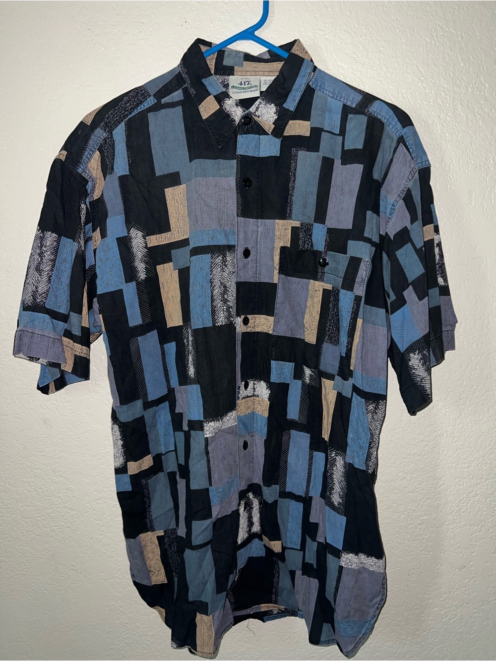 VINTAGE Van Heusen Abstract Short Sleeve Button M